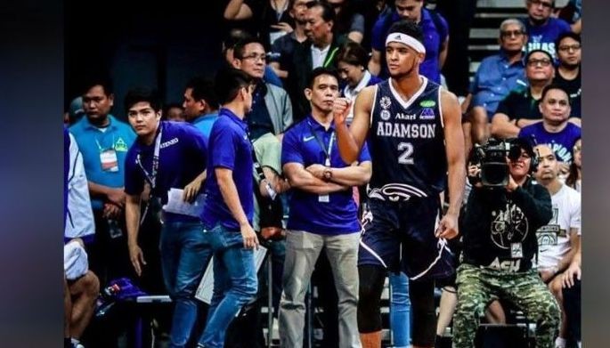Falcons pinaluhod ang Blue Eagles