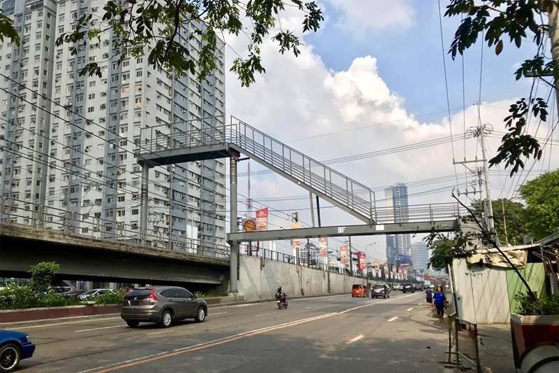 MMDA: Elevated EDSA-Kamuning footbridge not meant for everyone