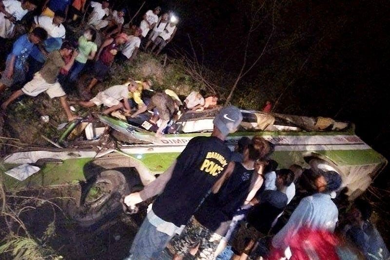Cash, phones given to families of Mindoro bus crash victims â�� Palace