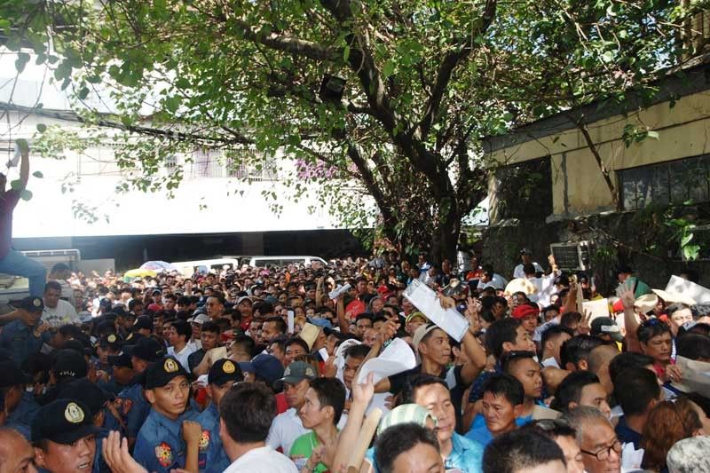 Hordes of feng shui-driven candidates file COCs