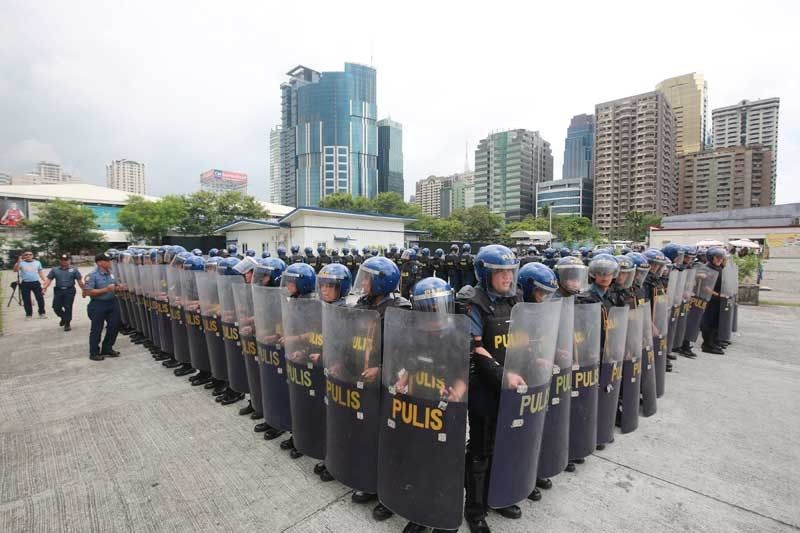 No barriers between cops, protesters during SONA