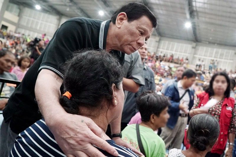 Cebu families get aid from Duterte