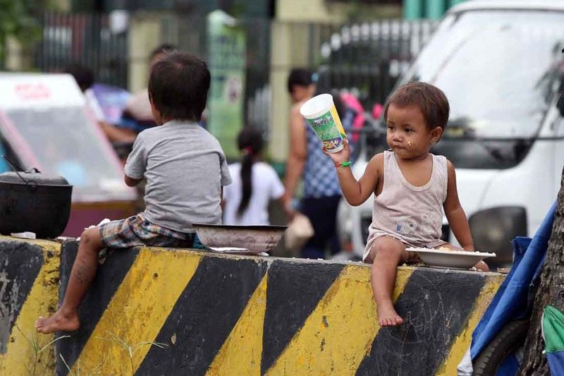 SWS: More Filipino families consider themselves poor in Q2