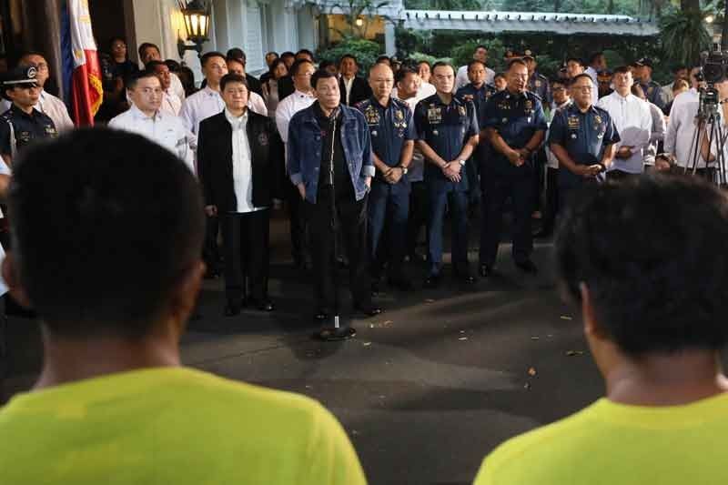 Scolded cops leave mark on Palace heritage tree