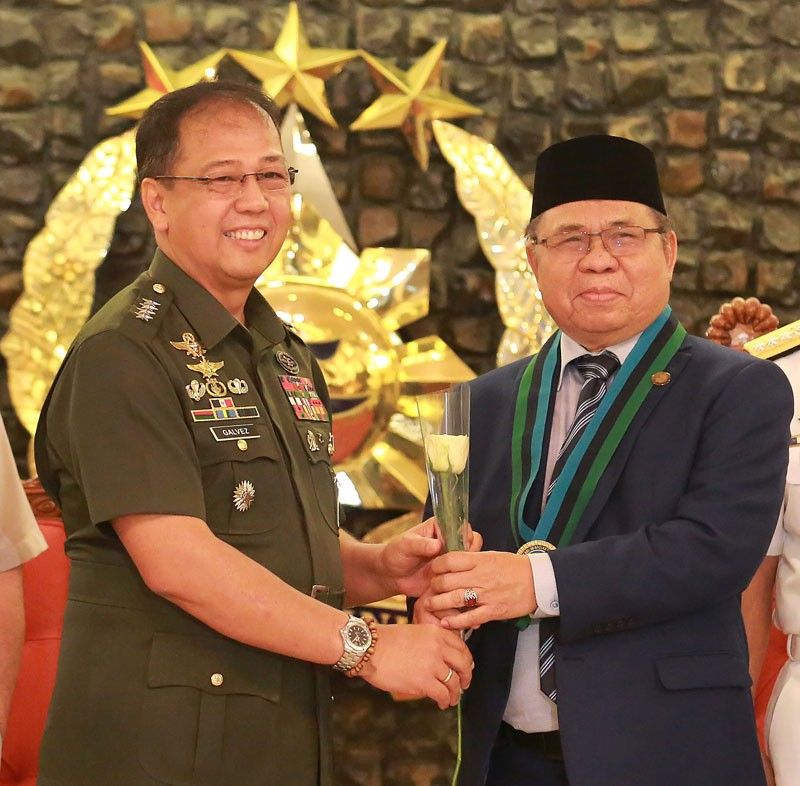 MILF leader makes historic visit to AFP headquarters