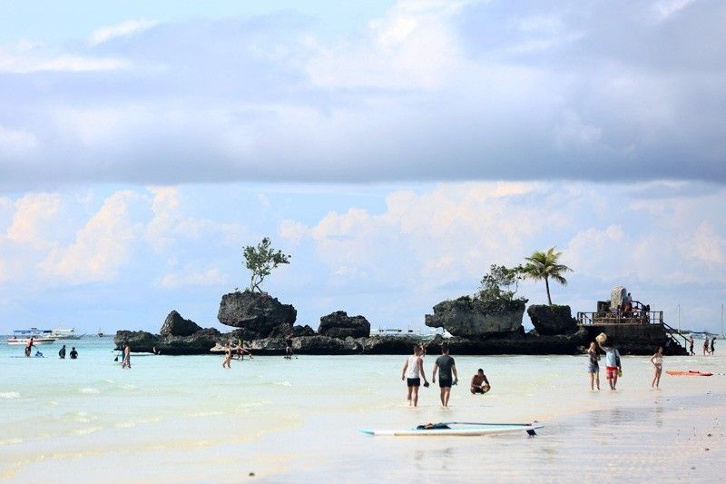 Mga 'pasaway' na Boracay establishments bobombahin