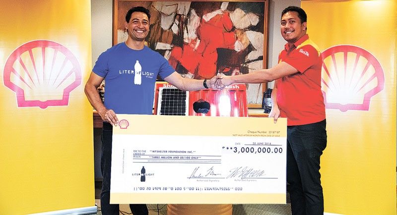 Shell turns over P3 million donation to Liter of Light Foundation