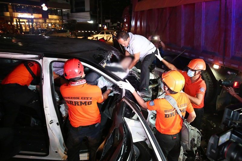 2 hurt as hearse hits dump truck in Quezon City