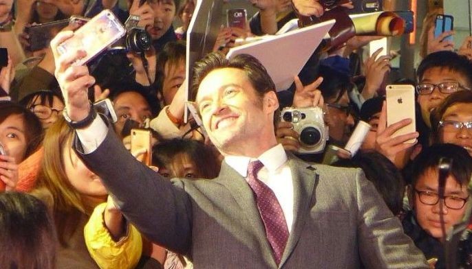 Hugh Jackman hangs up his claws, wows fans at &lsquo;Logan&rsquo; premiere