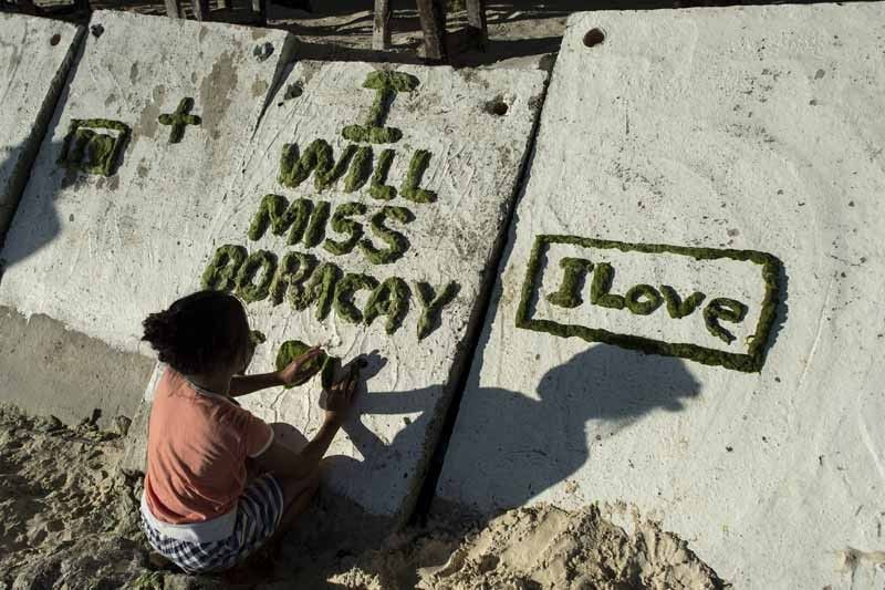 One last time: Tourists savor Boracay ahead of 6-month closure