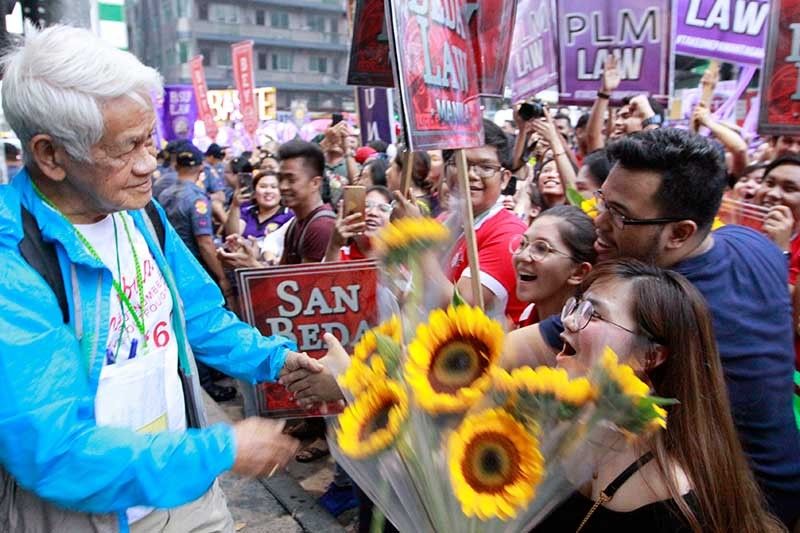 87-year-old Bar hopeful cheered on in yearly 'Salubong'