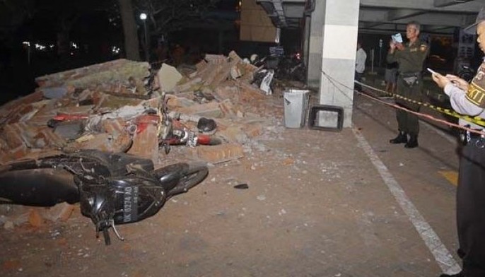 Indonesia quake kills 82, leaves hundreds wounded