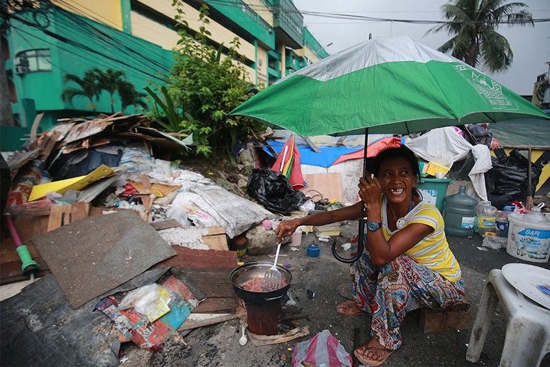11.6 million Pinoy families consider themselves poor in Q4 â�� SWS