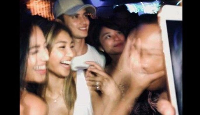 Nadine Lustre&rsquo;s &lsquo;pushing&rsquo; of James Reid&rsquo;s fan sparks mixed reactions