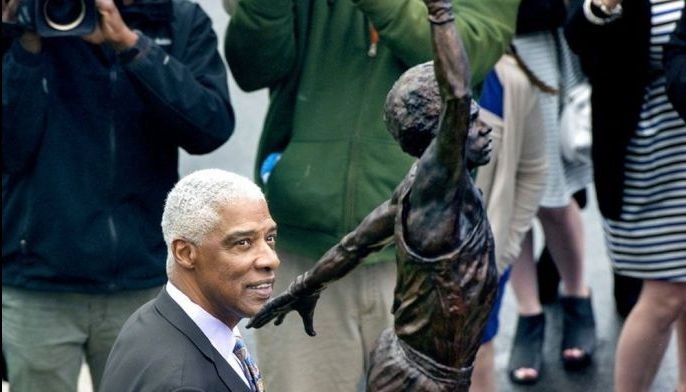 Sixers pay tribute to Julius 'Dr. J' Erving with sculpture