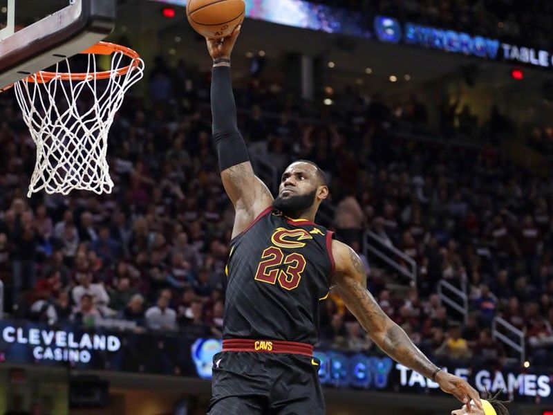 LeBron holds court, displays old unstoppable form