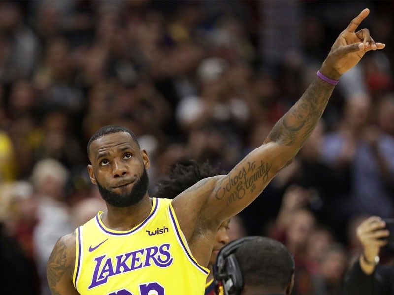 LeBron steers Lakers past Cavs in Cleveland return