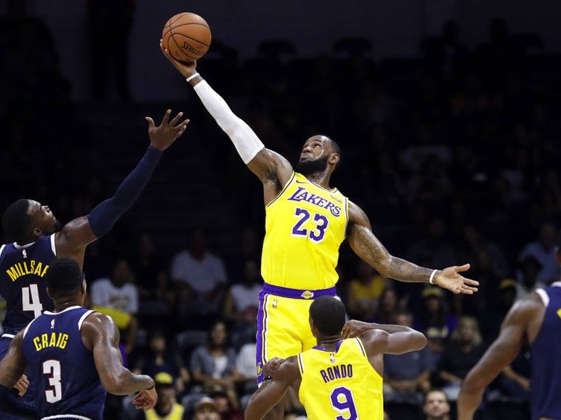 LeBron captivates crowd in Lakers debut