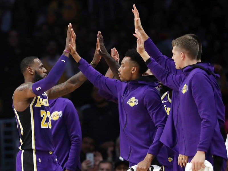 James' free throw lifts Lakers over Mavericks