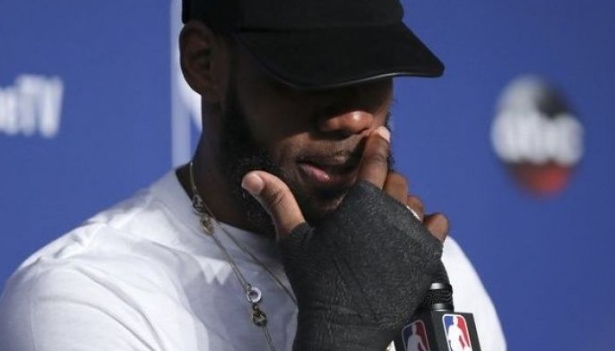 LeBron says after NBA Finals that he played with broken hand