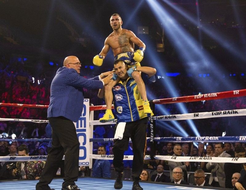 Lomachenko stops Linares in 10th, wins lightweight title