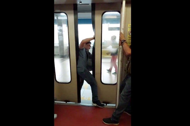 LRT-1, MRT-3 glitches bug commuters