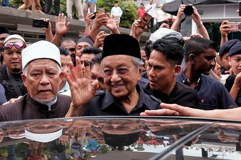 Philippines congratulates Malaysia's Mahathir on comeback victory