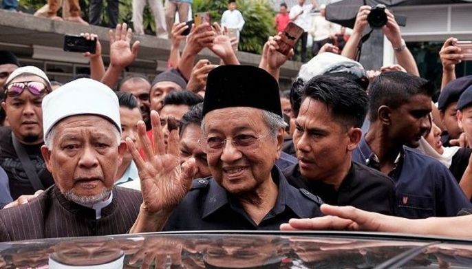 Philippines congratulates Malaysia's Mahathir on comeback victory