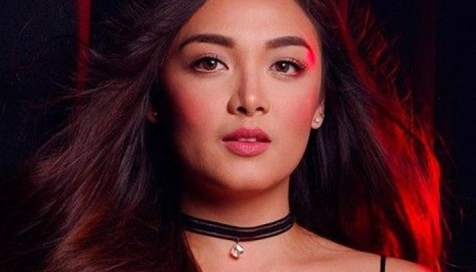 Meg pinag-aralang mabuti ang paghithit ng sigarilyo!