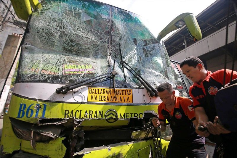 30 commuters hurt in 2-bus smashup in QC