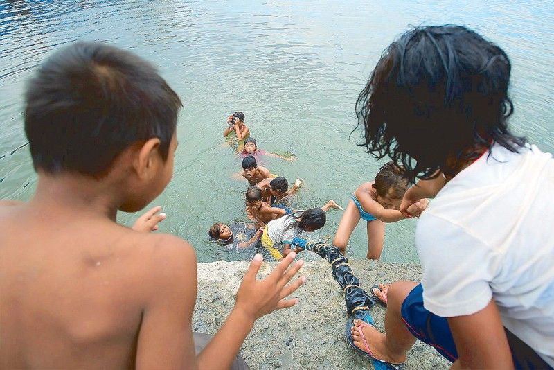 Ban swimming in Manila Bay â�� DOH