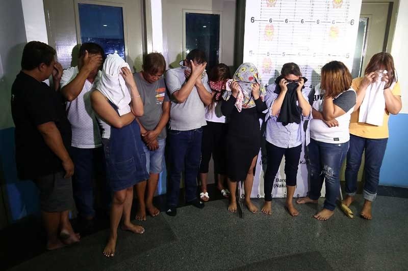 10 â��con artistsâ�� arrested in Makati mall