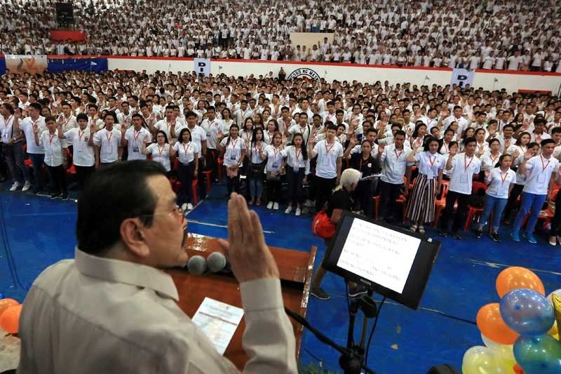 Joseph Estrada swears in 5,400 Sangguniang Kabataan officials