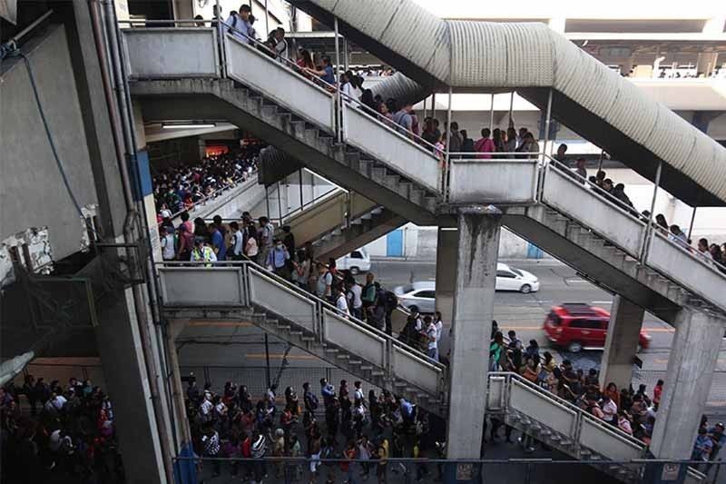 2 MRT-3 trains stall, 1,450 passengers offloaded