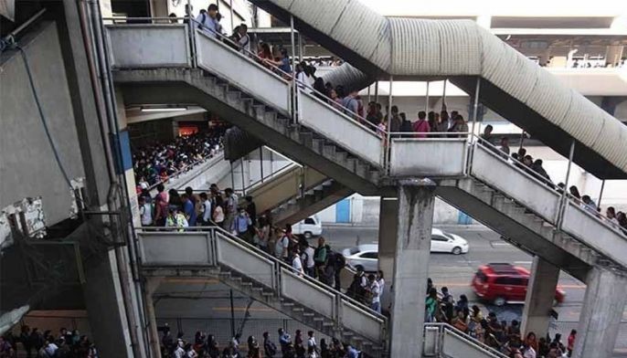 2 MRT-3 trains stall, 1,450 passengers offloaded