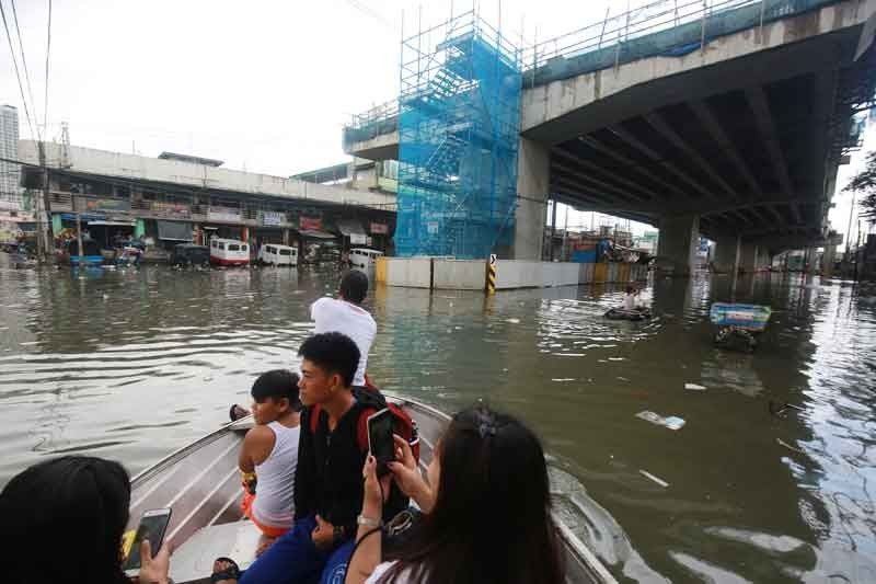 Flood halts EDSA traffic