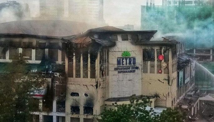 Karsada duol sa Metro Ayala gisirad-an