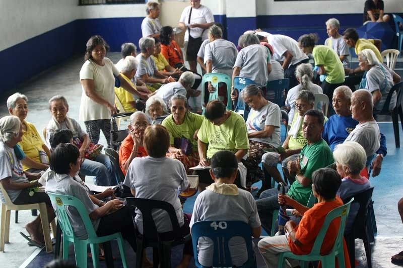 Seniors, 1-week na libreng sakay sa LRT-2 at MRT-3