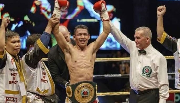 Dasmari&ntilde;as itataya ang korona vs Ghana boxer