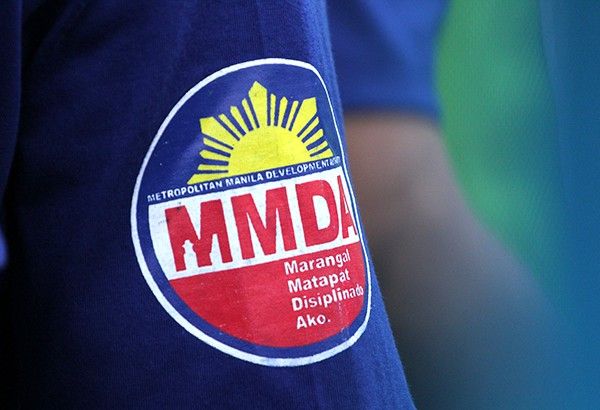 2 MMDA traffic constable tinutukan ng baril ng dating pulis