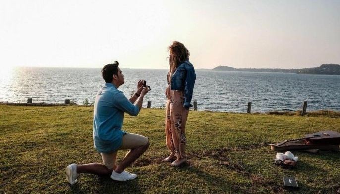 Moira at Jason engaged na!