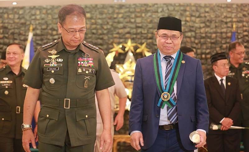 MILF chairman makes historic visit to Camp Aguinaldo