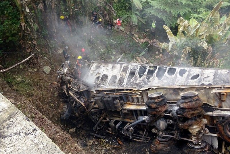Van falls into ravine in Quezon; 4 dead