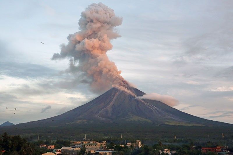 Mayon Volcano still erupting â�� Phivolcs
