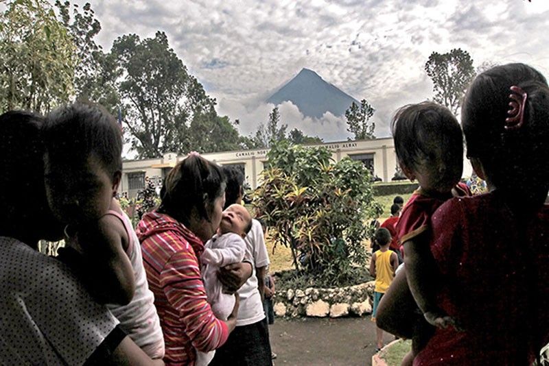 Donâ��t go home yet, Mayon evacuees told