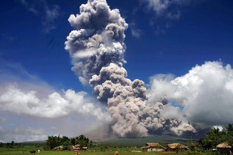 Evacuees return to Mayonâ��s 8-kilometer danger zone