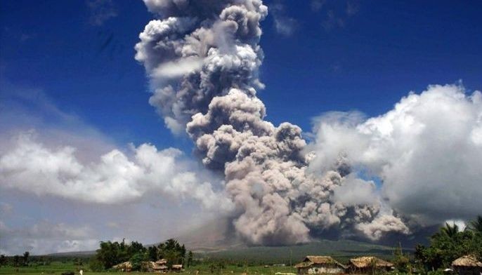 Evacuees return to Mayon&rsquo;s 8-kilometer danger zone