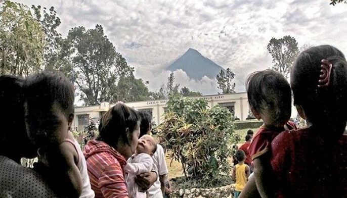 Mayon&rsquo;s alert lowered; 15,000 families decamp