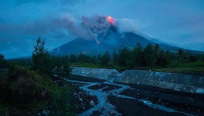 Mayon&rsquo;s lava may hit houses in danger zone