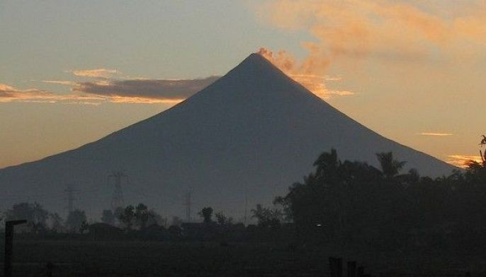 Mayon continues to quiet down